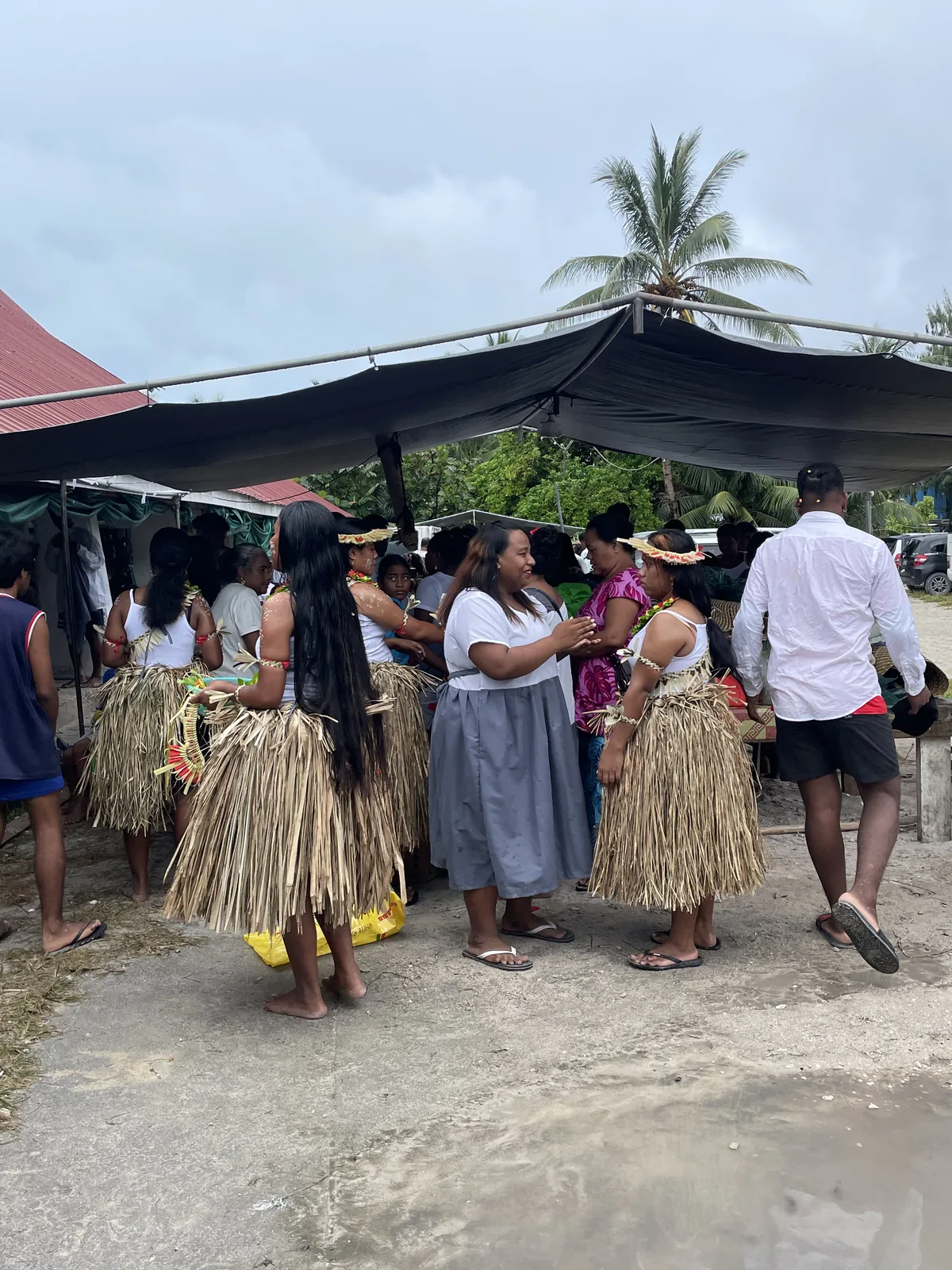 Grupo de mujeres con vestimenta tradicional durante una bienvenida en Kiribati